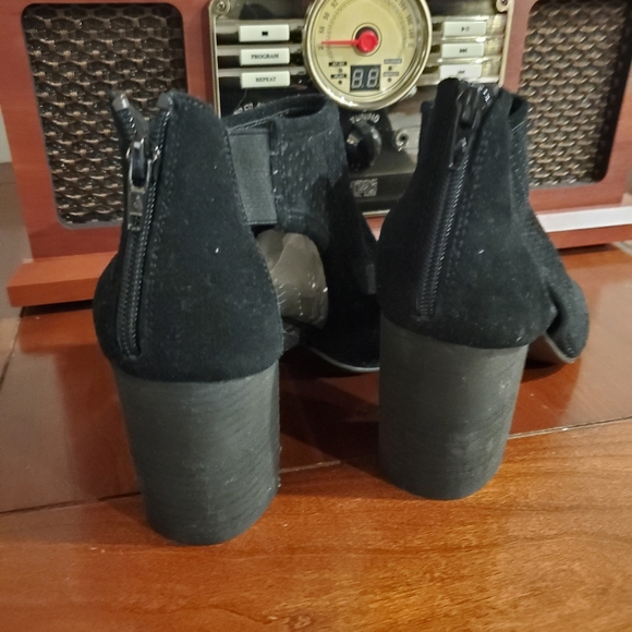 Aerosoles Black Mesh Sandals with Zipper Back EUC - Picture 4 of 5